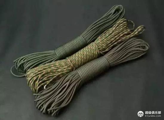 伞绳指 4 mm 的绳子，我们的鞋带也基本是 4 mm 的伞绳类型。那么伞绳有什么用处呢？