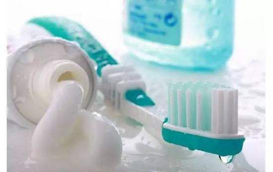 （1）可以缓解高反或晕车，办法很简单，就是涂抹一点在太阳穴。头疼也是可以用的。