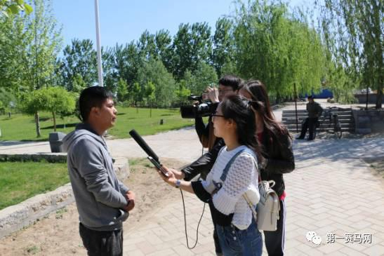 河北宝骏马术俱乐部总经理张磊接受媒体采访。