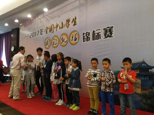 64格U11混合团体赛前三名的成绩是：