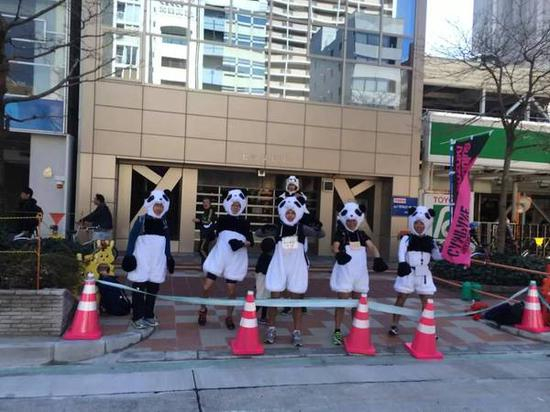 名古屋女子马拉松赛道边的观众▲