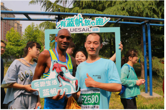 　　蓝帆健儿与国际友人合影