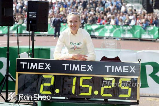 Paula Radcliffe在自己的世界纪录牌前合影