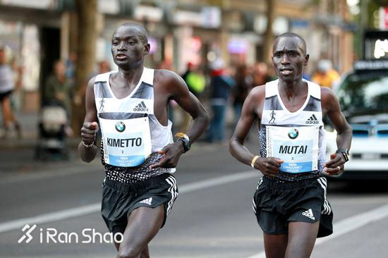 2014年柏林马拉松的Dennis Kimetto（左）和Geoffrey Mutai（右）