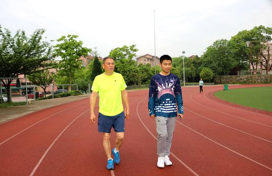 减肥后的王翔民和冯老师一起跑步。