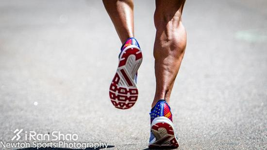 德西蕾波马上脚Brooks发力瞬间