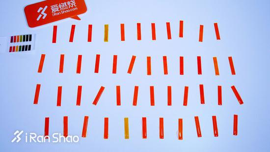 通过PH试纸，可以直观的看到：此次评测的饮料PH值均在 5-6 之间，呈[弱酸性]。