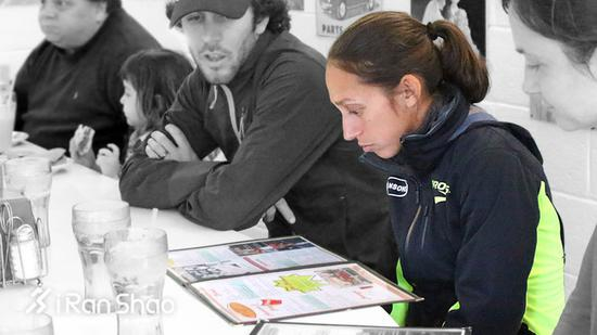 德西蕾和丈夫瑞恩就餐中