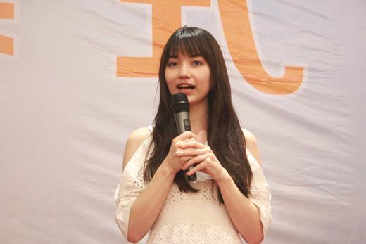 黑嘉嘉表示虽然加盟了演艺公司，但是训练量仍然会保持，看来网络的出现对于棋手来说，是一个进步的途径。