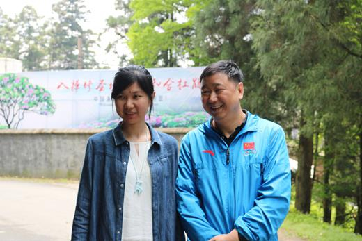 总教练俞斌游玩时还不忘给李赫复盘
