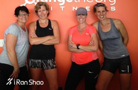 创始人Dimity McDowell（右一）和Sarah Bowen Shea（左二）