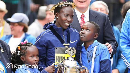 两个孩子一直紧握着妈妈的波马奖杯