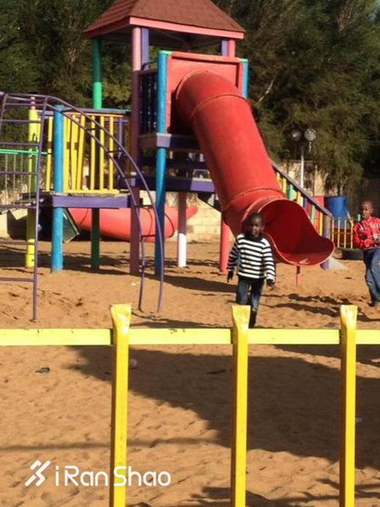 基普拉加特陪儿子玩耍