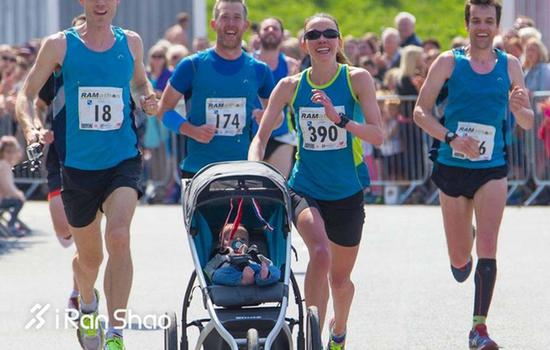 英国妈妈James推着自己的女儿Archie跑马拉松