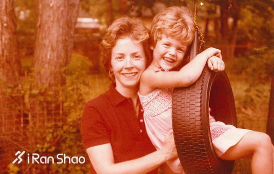 5岁的莉齐和妈妈