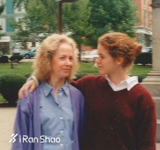 莉齐和妈妈在一起