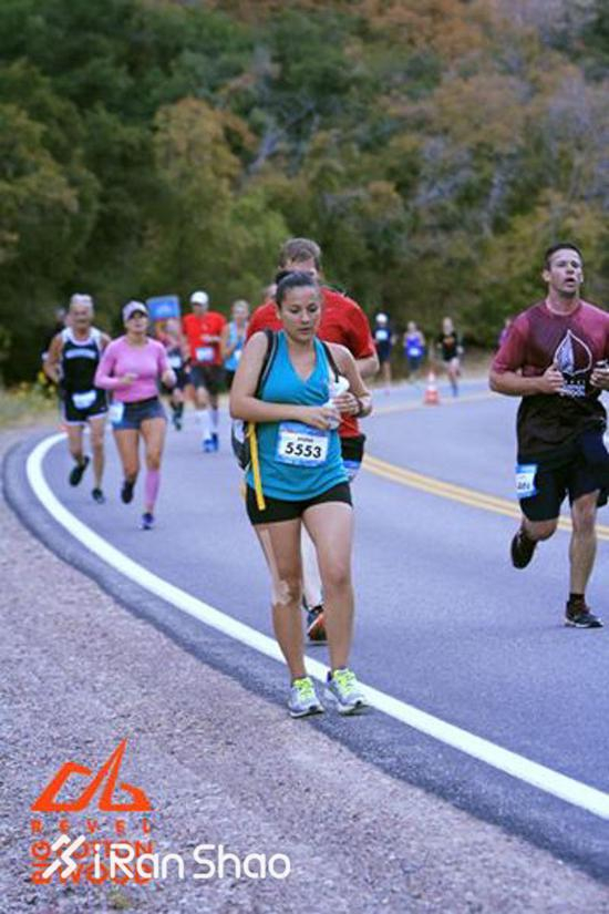 赛事记者捕捉到杨挤奶的瞬间