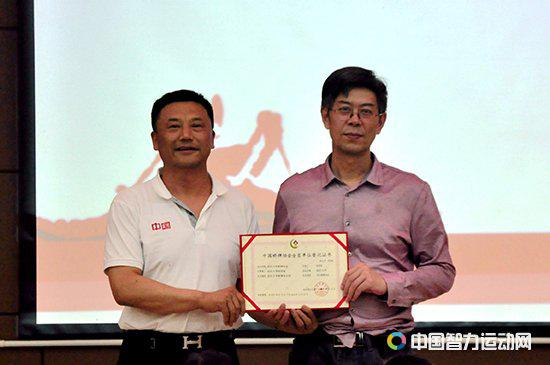 李国华（左）为学校授予中国桥协单位会员证书