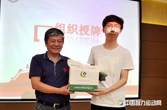 李智刚代表湖北桥协向武汉大学桥牌活动站赠送牌具