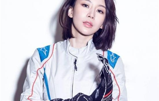 为什么现在还单身呢！也许是女人太优秀了吓住男人们了吧。不管怎样我们祝福我们的女神早日找到自己的男神吧。