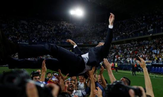 球员将齐达内高高抛起。