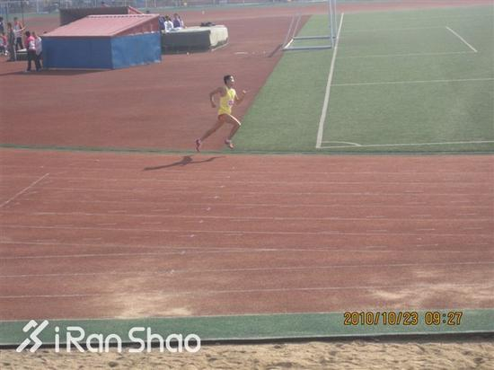 19岁才念高二，是因为“我体育好，但是文化课差。我小学留了两级，初中留了一级”。