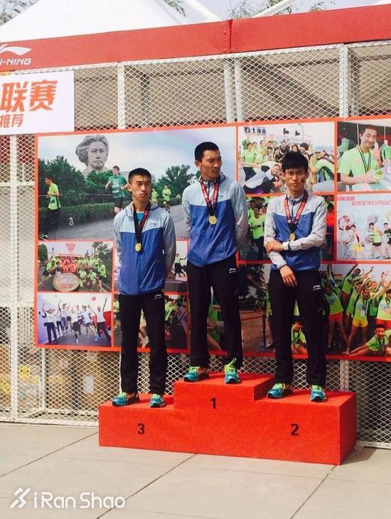 相比现金，他宁可要这些玩意儿，因为给钱还要扣税，而苹果的东西容易变现。他会放在淘宝上卖。