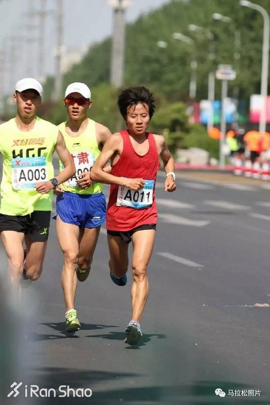 跑到三十多公里时，这个领先集团只剩最后三人。