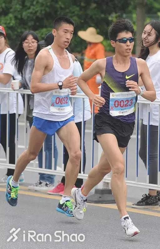 他参加过救火，有一次一辆大卡车装载的纺织品着火，他和战友爬上车顶，将一包包着火的纺织品抱下来。他也进过火场。