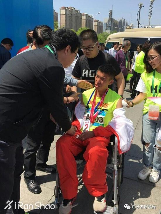 尽管如此，他始终没让前方的对手离开自己的视线。