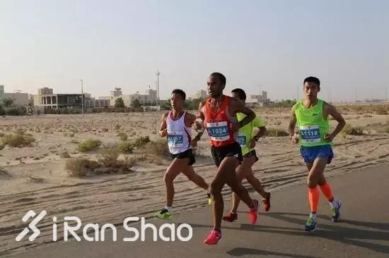 2015年，牟振华结识了江苏专业队运动员程乾育，从此跟着他一起练；另一个训练伙伴是来自徐州的石吉林。