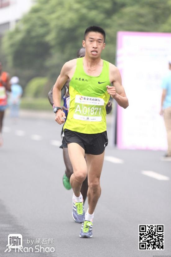 通过程乾育介绍，牟振华向指导过周春秀的江苏队名教练梁松利拜师学艺。