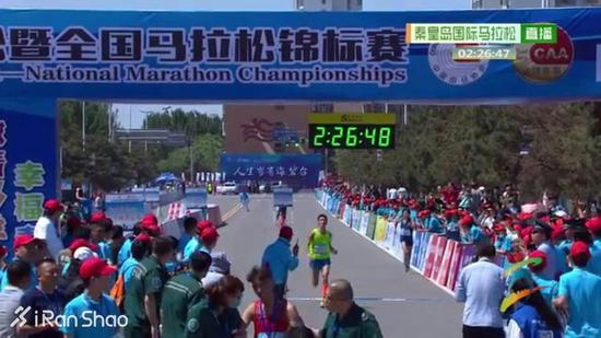 “他出发慢，我出发快——我是从广告牌隔离栏直接跳进去的。”牟振华解释说。