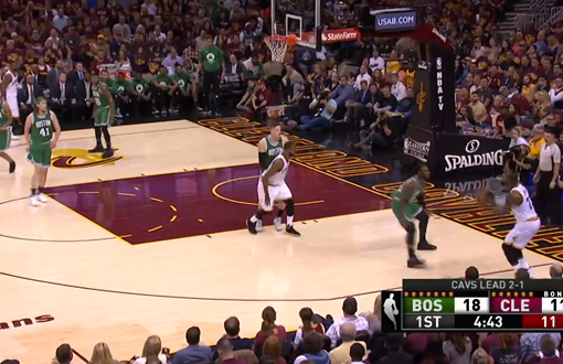 如图所示，这是第一节过半，乐福在强侧寻求机会未果，将球回给另一侧底角的詹姆斯，詹姆斯直接扔出三分球。