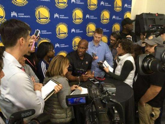 布朗作为代理主帅接受媒体采访。