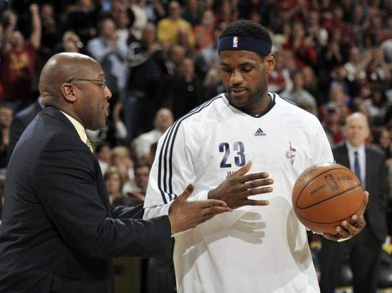 迈克·布朗曾经带领年轻的皇帝第一次杀入总决赛。