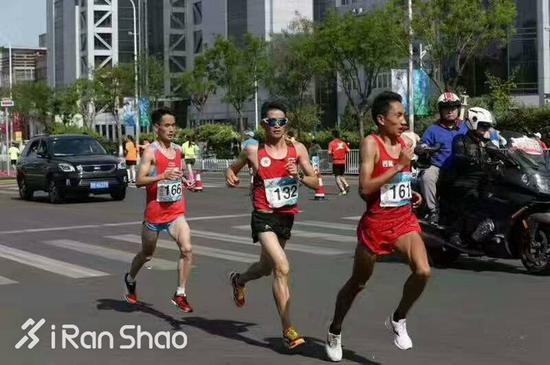 这位抵抗到最后的对手，在35公里左右也表情痛苦地倒地，使滇军牢牢锁定领奖台的两个最高位置。