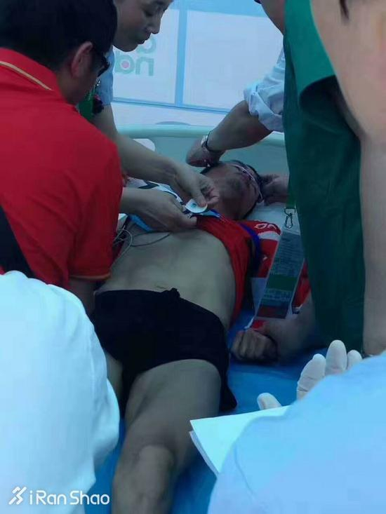 董国建最后5公里平均配速掉出3分半，当时他已经晒得头昏眼花，看东西模糊不清，到处都是白茫茫的一片。