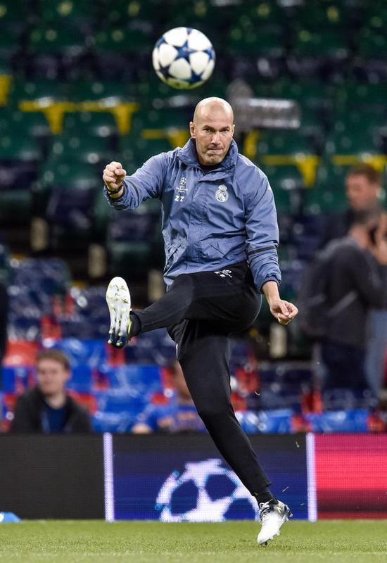 赛前，齐达内亲自示范。神迹背后是他的自信