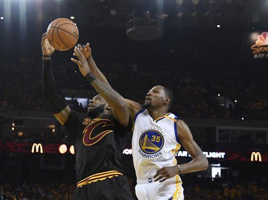 杜兰特和詹姆斯的工资都比当年公牛全队高。