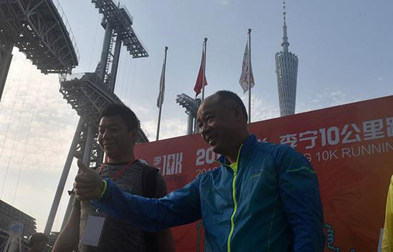 李宁现身10公里路跑联赛广州站。