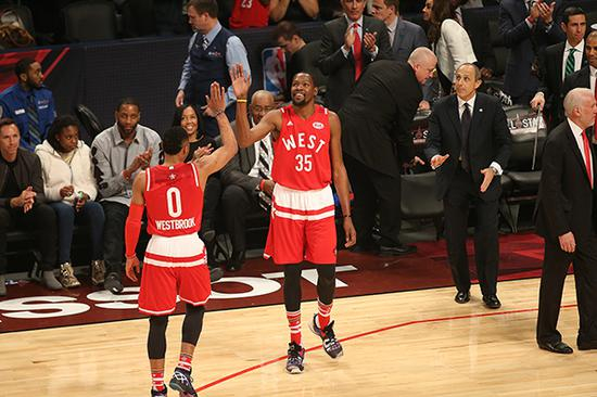 全明星赛，威少和杜兰特总算有了交流。