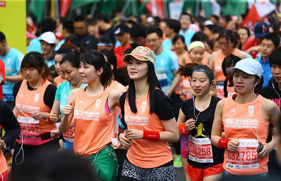 2016上海半程马拉松赛上的女性参赛者。