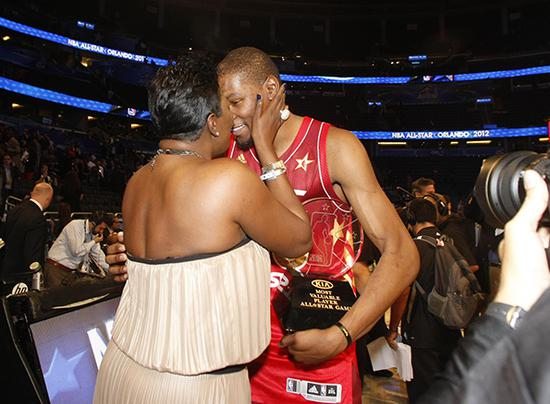 杜兰特与母亲。视觉中国 资料图“总冠军不会让人生圆满”