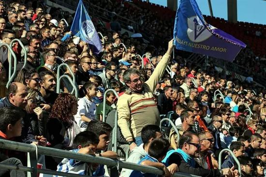 ▵&ldquo；中国德比&rdquo；现场的胡米莉亚球迷