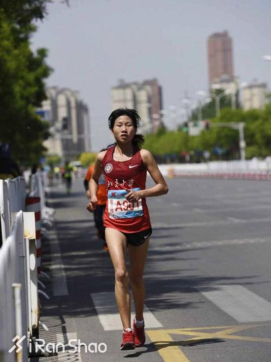 北大中长跑队没有队医，刘庆红自己看过运动康复专科，接受过针灸、热敷、电疗等疗法，但是都不管用，一直不好。