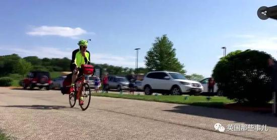 ‘在路上骑车时，我追寻安稳和宁静。我真的很需要宁静。。。。。