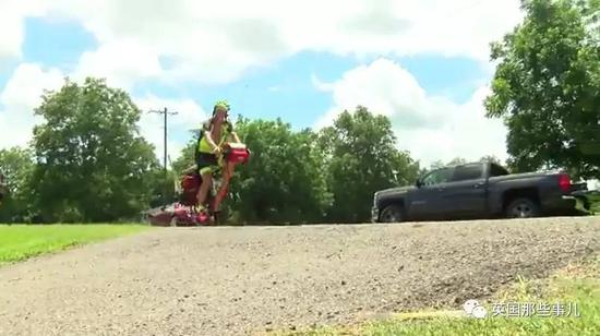 他一路上以Abbey的名义，向路过的人们分发宣传器官捐献的小卡片。。。。