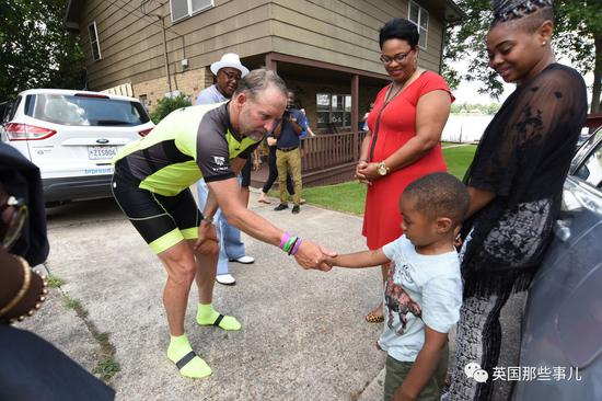 相处的时间很短暂，在聊了一阵天后，他们分别，Bill再次动情地拥抱Jack。。。。。。。