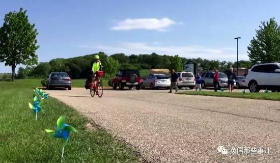 他一路带着女儿的骨灰，计划到弗罗里达后，将骨灰撒到大海里。。。。